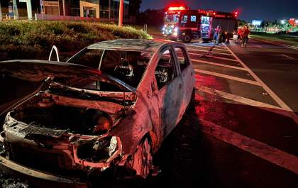 Carro é destruído em incêndio em Araçatuba