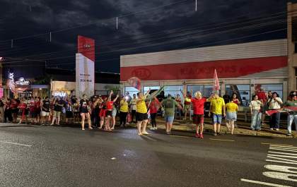 Eleitores de Araçatuba comemoram reeleição de Lula na avenida Brasília