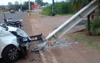 Acidentes com postes deixam alerta para motoristas em MS
