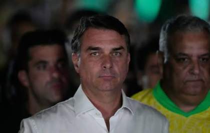 Flávio Bolsonaro é intimado a entregar passaportes e diz estar proibido de deixar o Brasil