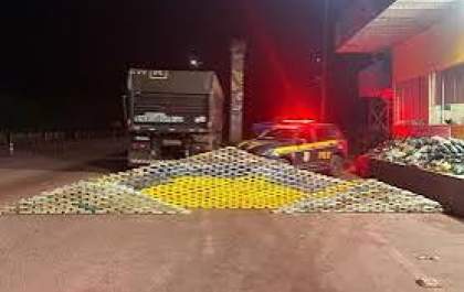 Caminhão com 1,1 tonelada de drogas é parado pela PRF