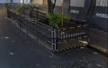 Carro danifica estrutura de restaurante na praça Olímpica e condutor foge