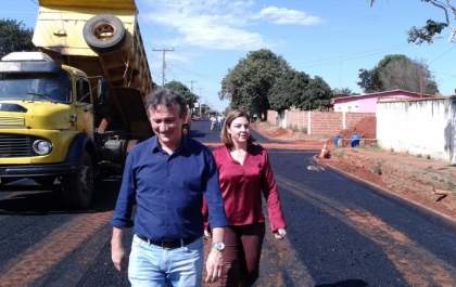 Prefeito visita obras, anuncia férias e poder para a vice