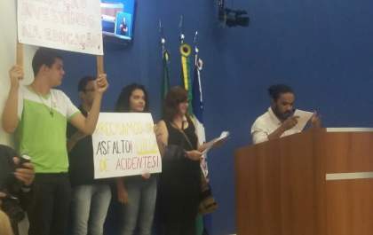 Cansados de esperar por asfalto, alunos e professoores do IFMS va?o a Ca?mara para protestar