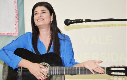 Vice-governadora toca, canta e encanta universitários