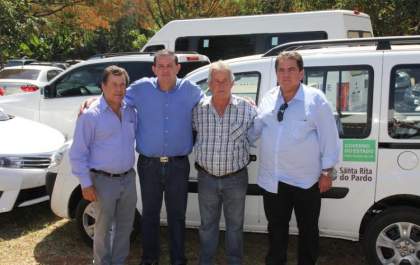Rocha entrega veículo adquirido com emenda parlamentar para Santa Rita do Pardo