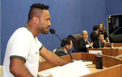 Diretor ocupa tribuna da Câmara para falar da Conferência da Juventude