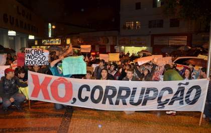 Segundo ato do 'Vem Pra Rua, Araçatuba' é realizado sob chuva