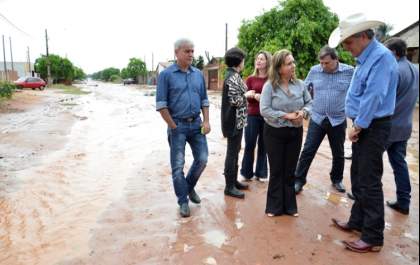 Marcia Moura e autoridades do Estado visitam ruas que serão pavimentadas
