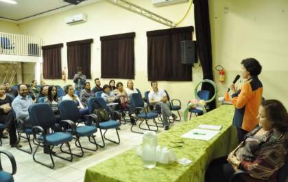 Prefeita empossa nova diretoria de conselho que fiscaliza verbas federais da educação