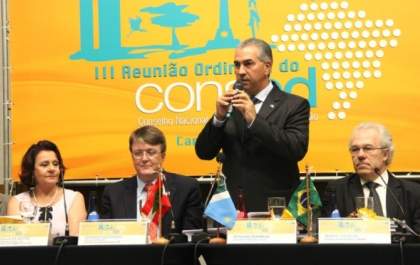 Reinaldo Azambuja quer atingir nota 5 no Ideb até 2018
