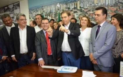 Bernal repete ações para cidade e ainda trabalha com equipe incompleta