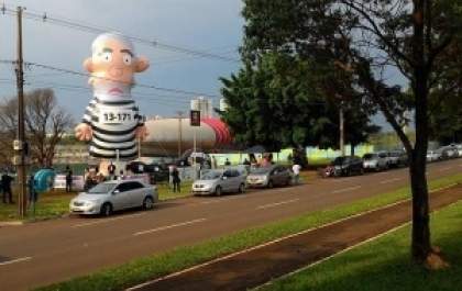 Movimento Pátria Livre traz 'Pixuleco' e quer assinaturas contra o PT