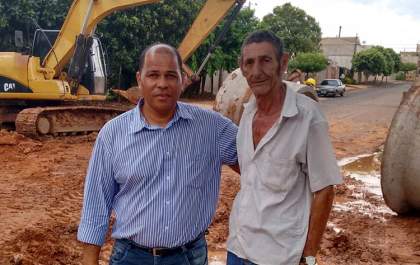 Hernani da Bahia acompanha início de obras na rua Humberto de Campos