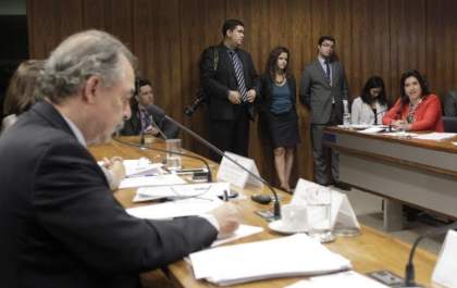 Simone Tebet questiona o Ministério da Educação sobre valorização do professor