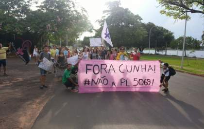 Movimento 'Fora Cunha' reúne manifestantes na Praça Ramez Tebet