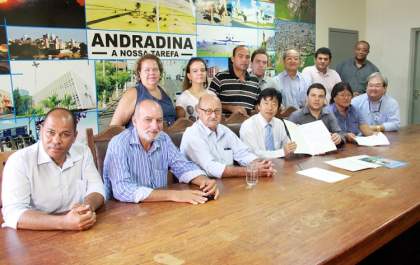 Governo de Andradina assina contrato de quase R$ 1 milhão para recapeamento asfáltico
