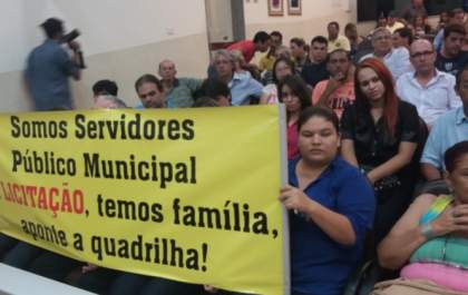 Servidores da Licitação protestam contra Gil do Jupiá e vereador pede desculpas