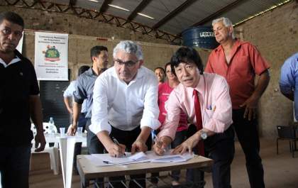 Jamil assina contrato para melhoria das estradas dos assentamentos