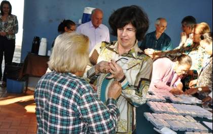 Prefeita entrega nova remessa de óculos na Assistência Social