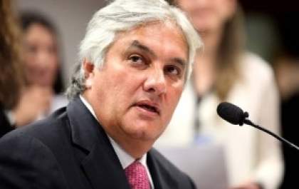 Defesa deve esperar até fevereiro para tentar liberdade de Delcídio