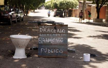 Moradores colocam vaso sanitário dentro de buraco para chamar atenção para o problema