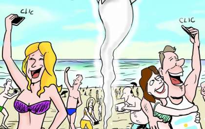 Golfinho morre em praia na Argentina; turistas fazem 'selfie'