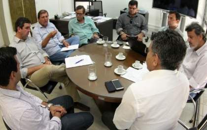 Secretários assinam contrato de gestão para metas de 2016