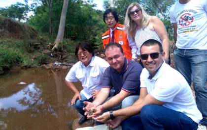 Jamil e Gimenez participam de soltura de camarões contra o Aedes