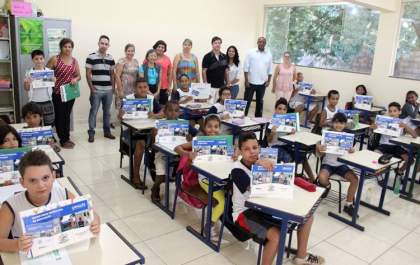 Governo de Andradina entrega kit de inglês para o ensino infantil e fundamental