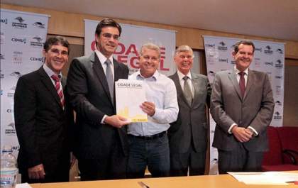 Prefeito Municipal assina o Convênio do Programa Cidade Legal