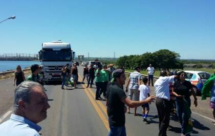 Protestantes interditam ponte entre Três Lagoas e Castilho (SP)