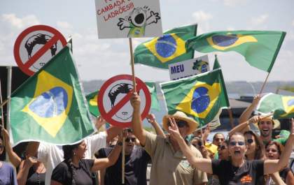 De preto ou verde e amarelo três-lagoenses voltam às ruas para protestar pelo fim da corrupção no país