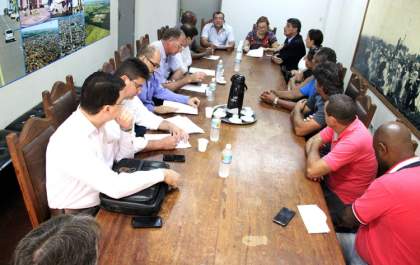Prefeito garante 6,5% de reposição, aumento no vale-alimentação e seguro de vida aos servidores