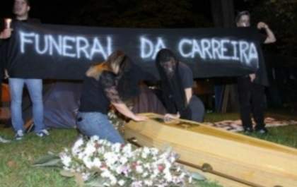 Protesto em frente a casa do deputado Dagoberto tem 