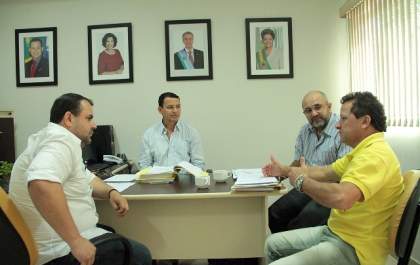 Servidor e secretário prestam informações sobre coleta seletiva