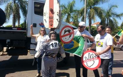 Nova etapa de protestos enforca boneca da presidente Dilma vestida de presidiária