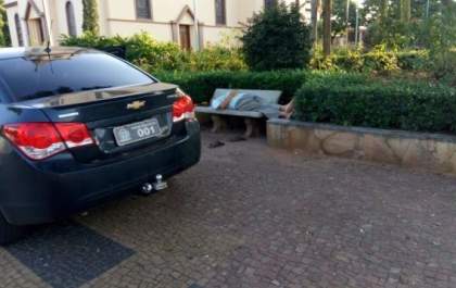 Prefeito é flagrado dormindo em praça com carro oficial