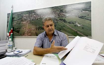 José Célio sanciona lei concedendo abono para servidores de Murutinga