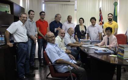 Governo de Andradina assina contrato para iluminação de praças do Teodoro e do Santa Cecília