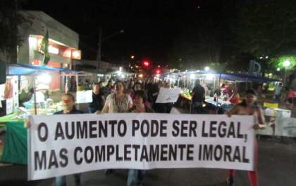 Com palavras de ordem “vereador não é profissão”, protesto estoura em Castilho