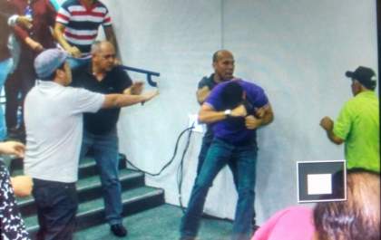 Sessão marcada por tumultos e agressão contra jornalista