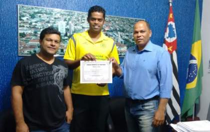 Hernani da Bahia entrega justa homenagem ao jogador Fabrício Carvalho