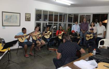 Jamil acompanha aula de Viola Caipira e Violão do projeto Nasce
