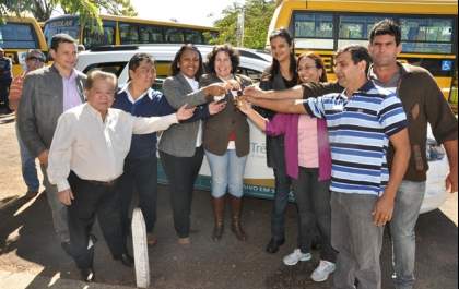 Deputado afirma que novos ônibus escolares criam mais oportunidades às crianças de TL