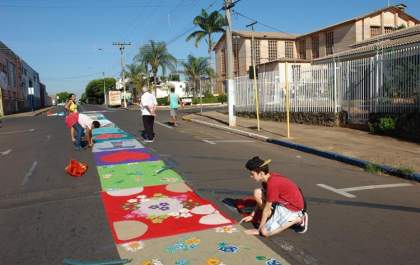 Católicos preparam enfeites para Festa de Corpus Christ