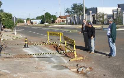 Prefeito e secretário de Brasilândia vistoriam obras