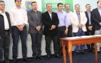 Reinaldo assina emendas com parlamentares federais para investir R$ 140 milhões em MS