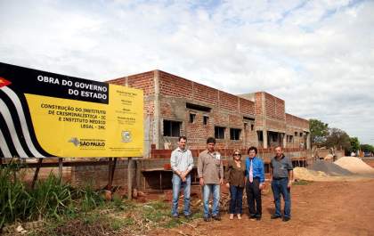 Governo de Andradina vistoria prédio do IC e IML que chega a 60% de conclusão