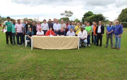 Governo de Andradina assina contrato para melhorias no campo da Vila Mineira